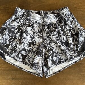 Lululemon Hotty Hot Short II Long 4" Night Garden Ice Grey Black Women's Size 6